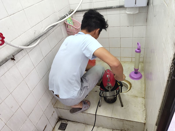 凤凰镇管道堵塞冒臭气 专业师傅现场解决问题